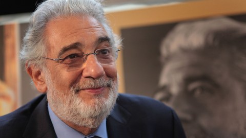 Plácido Domingo en conferencia de prensa en el Dorothy Chandler Pavilion.