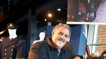 Jon Landau (izq.) y James Cameron  durante una visita al Titanic Museum en Belfast, Irlanda del Norte.