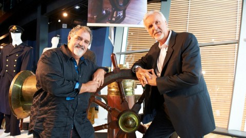 Jon Landau (izq.) y James Cameron durante una visita al Titanic Museum en Belfast, Irlanda del Norte.