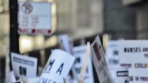 Decenas de maestros en huelga participarían ayer en una manifestación en Chicago.