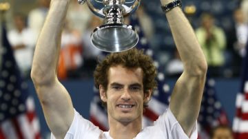 El tenista Andy Murray levanta el trofeo que lo acredita como el merecido campeón del Abierto de Estados Unidos, en final disputada anoche en Nueva York.