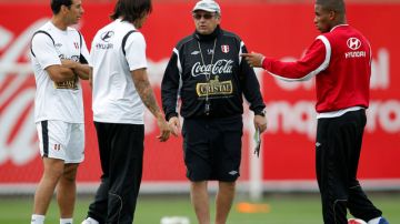 El  técnico  Sergio Markarián da indicaciones durante una práctica de la selección nacional de Perú antes del juego ante los argentinos esta noche.