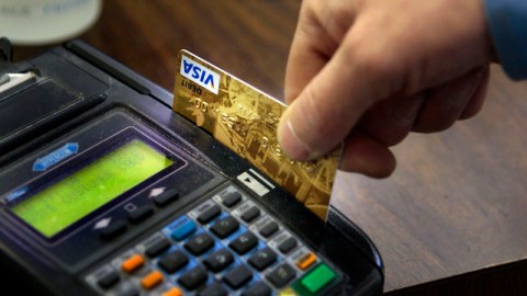 La mayoría de las compras las hacen los norteamericanos con dinero "plástico"