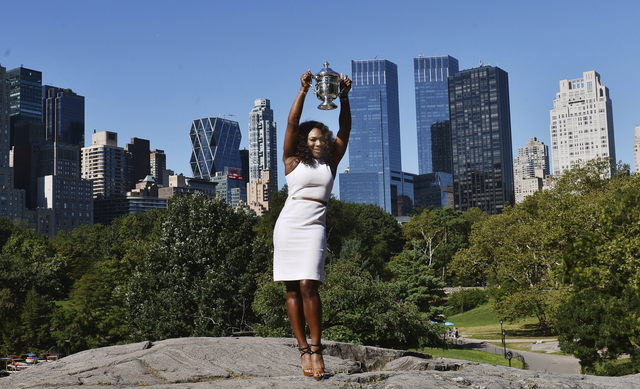 Serena Williams posa con su trofeo en el Parque Central, al día siguiente de coronarse campeona de sencillos femeninos del Abierto de Tenis de Estados Unidos.