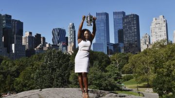 Serena Williams posa con su trofeo en el Parque Central, al día siguiente de coronarse campeona de sencillos femeninos del Abierto de Tenis de Estados Unidos.