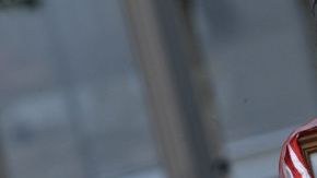 Linda Torrens llegó a la ceremonia con el retrato de su fallecida prima Janine Nicole González.