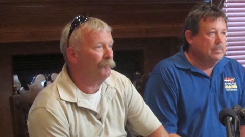 Brian Black y Scott Woodward, heridos por un panel desprendido en el estadio Reliant de Houston, con su abogado Brent Coon.