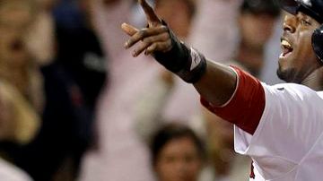 Pedro Ciriaco de los Red Sox celebra ante Russell Martin de los Yankees la carrera de la victoria.