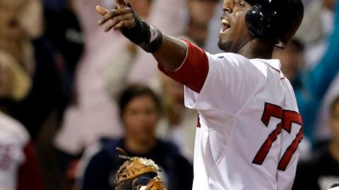 Pedro Ciriaco de los Red Sox celebra ante Russell Martin de los Yankees la carrera de la victoria.