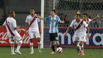 Así de marcado estuvo ayer Lio Messi en el partido ante los peruanos. Aquí reclama al árbitro en un pasaje del encuentro en Lima.