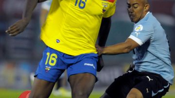 Felipe Caicedo (izq.) fue el autor del gol de la victoria ecuatoriana.