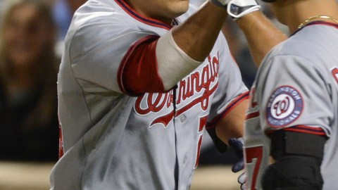 Kurt Suzuki (izquierda), de los Nacionales de Washington, es felicitado por Gio González tras conectar anteanoche un cuadrangular contra los Mets.
