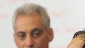 El alcalde de Chicago Rahm Emanuel y Vincent Iturralde, director de la escuela Tarkington School of Excelence escuchan a Mahalia Hines, miembro de la junta de educación de Chicago y ex directora y ex maestra de CPS.