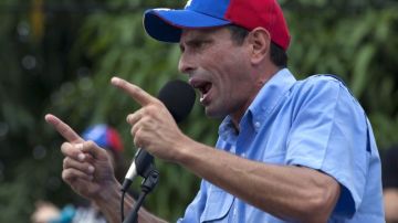 Oficialistas y opositores se enfrentaron a las afueras del aeropuerto Bartolomé Salom de Puerto Cabello, estado Carabobo (centro) horas antes de que Capriles llegara a la ciudad para un acto de campaña.