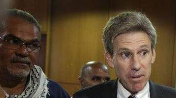 El embajador Chris Stevens, utilizando corbata, murió por asfixia.