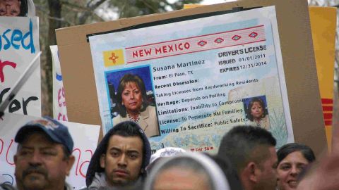 Defensores de inmigrantes usan una imagen de la gobernadora de Nuevo México, Susana Martínez, en una imitación de una licencia de conducir.