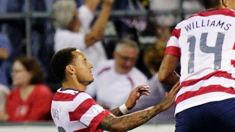 Jermain Jones, Francisco Torres y Williams celebran con Hérculez Gómez la anotación de Estados Unidos tomando revancha de Jamaica.