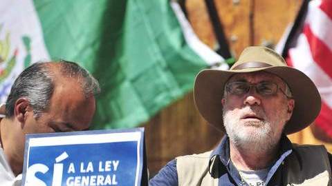 El poeta Javier Sicilia dijo que el presidente Calderón cometió crimen de lesa humanidad al no firmar la ley de protección a víctimas.