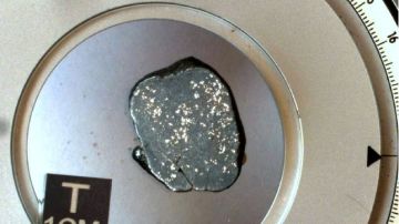 Fragmento de un raro meteorito "no alterado" por el oxígeno y el agua de la Tierra encontrado en la zona de Awsard, en el Sáhara Occidental, y que es estudiado actualmente por expertos de la Universidad Ibn Zhor, en Marruecos.