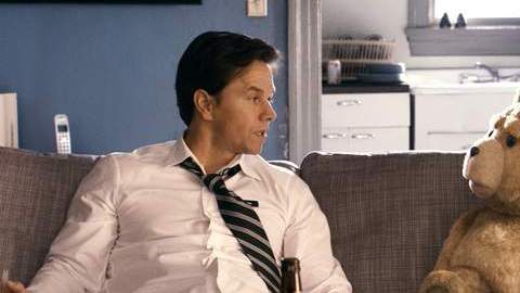 Mark Wahlberg y el muñeco Ted en una escena de la comedia 'Ted'.