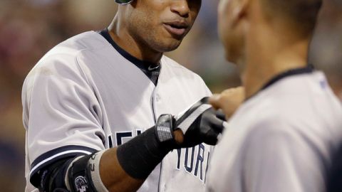 El segunda base dominicano Robinson Canó (izq.) es felicitado por Derek Jeter luego de conectar jonrón de dos carreras para Nueva York en la cuarta entrada.