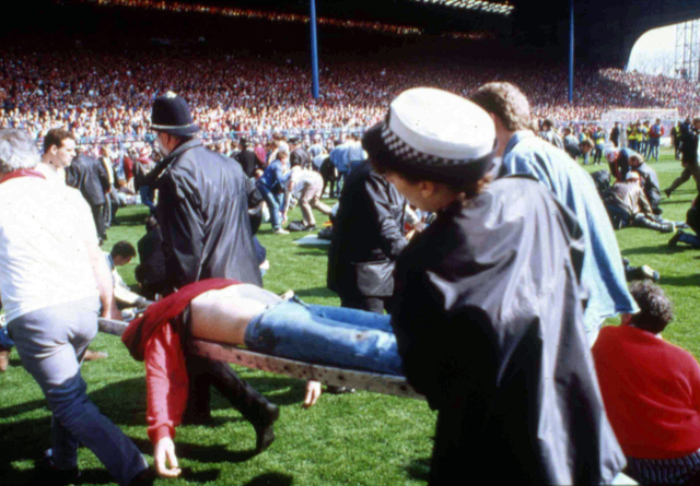 Foto de archivo que muestra la magnitud de la tragedia  en el estadio de Sheffield  el 15 de abril de 1989, donde murieron 96 personas.
