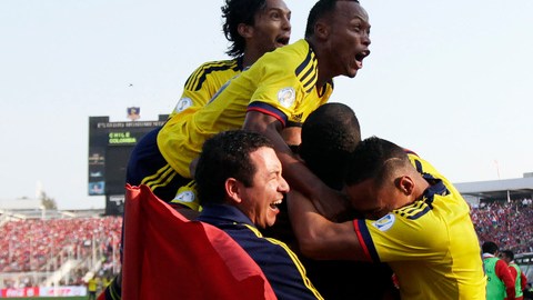 José Rondón (centro) con sus dos goles le dio la victoria a Venezuela 2-0 sobre Paraguay, que no levanta cabeza.