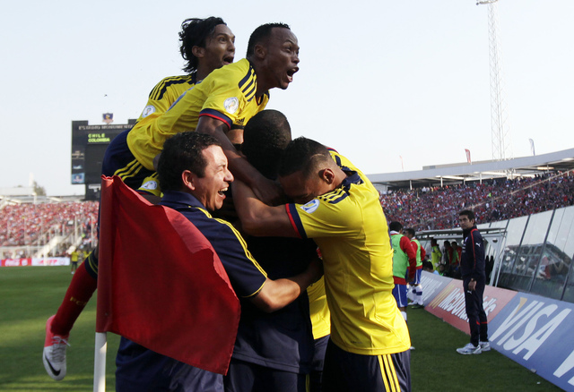 José Rondón (centro) con sus dos goles le dio la victoria a Venezuela 2-0 sobre Paraguay, que no levanta cabeza.