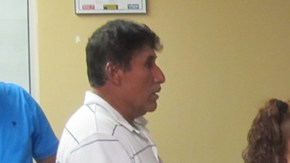 Inmigrantes reciben asesoría en las oficinas de la organización cívica CRECEN.