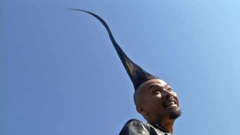 El peinado de Kazuhiro Watanabe, de 40 años, alcanza una altura de un metro con 12 centímetros.