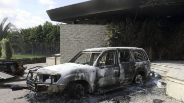 Vista de los restos  de un vehículo en el edificio del consulado de EEUU en Bengasi, Libia, donde murió el Embajador.
