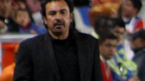 Hugo Sánchez observa cómo el "Gringo" Torres del Pachuca le roba el balón a Enrique Pérez del Morelia.