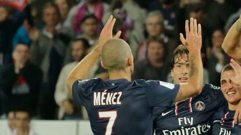El sueco Ibra celebra con la constelación de estrellas del PSG formada por Pastore, Menez, y el ausente Lavezzi.