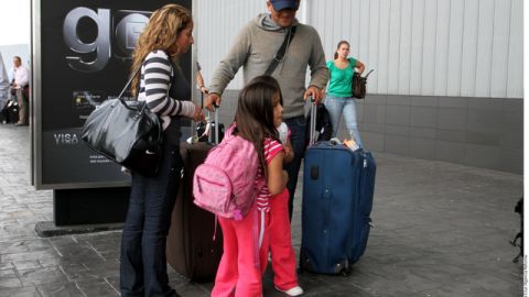 Suazo a su llegada  a Monterrey  con su familia.
