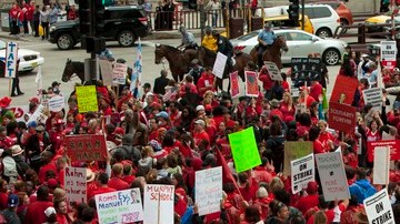 Miles de maestros continuaron ayer con las protestas frente a escuelas y oficinas administrativas en Chicago, Illinois.