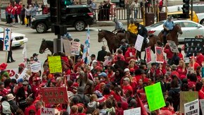 Miles de maestros continuaron ayer con las protestas frente a escuelas y oficinas administrativas en Chicago, Illinois.
