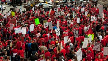 Miles de maestros continuaron ayer con las protestas frente a escuelas y oficinas administrativas en Chicago, Illinois.