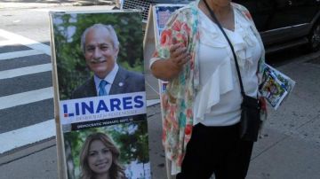La ecuatoriana Bertha Posso hacía campaña ayer por Guillermo Linares.