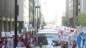 Miles de profesores se manifiestaron el 10 de septiembre pasado, durante la primera huelga de maestros en la ciudad de Chicago.