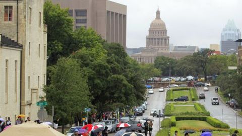 La Universidad de Texas en Austin tiene 50,000 estudiantes.