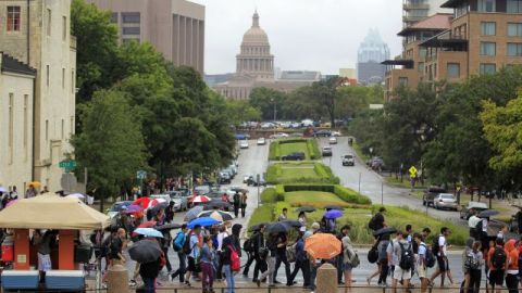 La Universidad de Texas en Austin tiene 50,000 estudiantes.