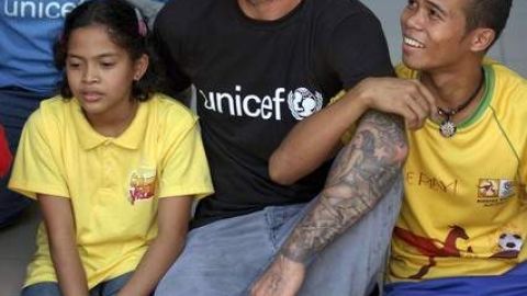 David Beckham son unos niños de Manila. Los niños tienden a apasionarse por el deporte.