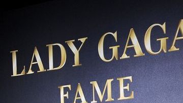 Lady Gaga se hizo un tatuaje en la cabeza en el lanzamiento de su perfume.