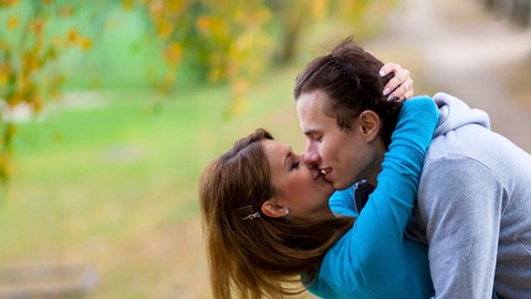 Para mantener el amor tras años de matrimonio  los expertos sugieren no caer en una rutina. Hay que poner creatividad y atesorar cada momento íntimo.