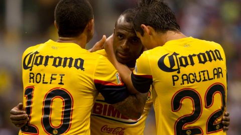 Christian "Chucho" Benítez le anotó a Santos, su ex equipo, y fue felicitado por sus compañeros del América.