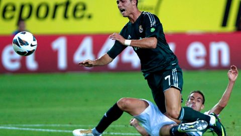 Un triste Cristiano Ronaldo no pudo ayudar al Real Madrid que ve cómo el Barcelona se aleja.