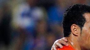Messi es felicitado por sus compañeros en la victoria del Barcelona frente a Getafe que los coloca como más líderes que nunca.
