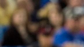 Pedro Ciriaco de los Medias Rojas de Boston deja fuera de juego a Brett Lawrie de Toronto en tercera base.