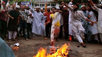 Musulmanes de Bangladesh queman banderas de Estados Unidos e Israel durante la jornada de protestas que sacude al Medio Oriente.