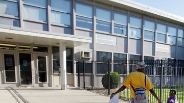Algunos padres de familia llevaban a sus niños a clases el pasado lunes en Chicago, Illinois, donde algunas escuelas son autónomas y no tienen docentes afiliados al Sindicato de Maestros de Chicago.